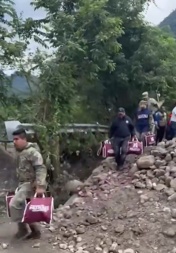 Promueven color guinda de Morena en bolsas de víveres para damnificados