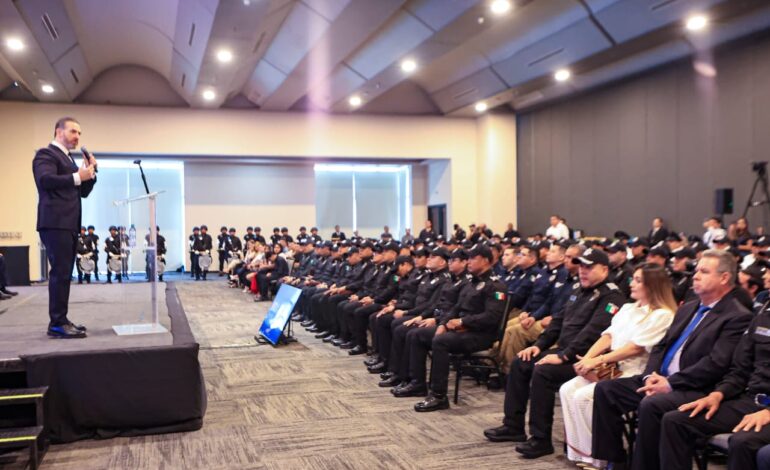 Condecora Adrián de la Garza a elementos de Policía y Tránsito por acciones de gran impacto social