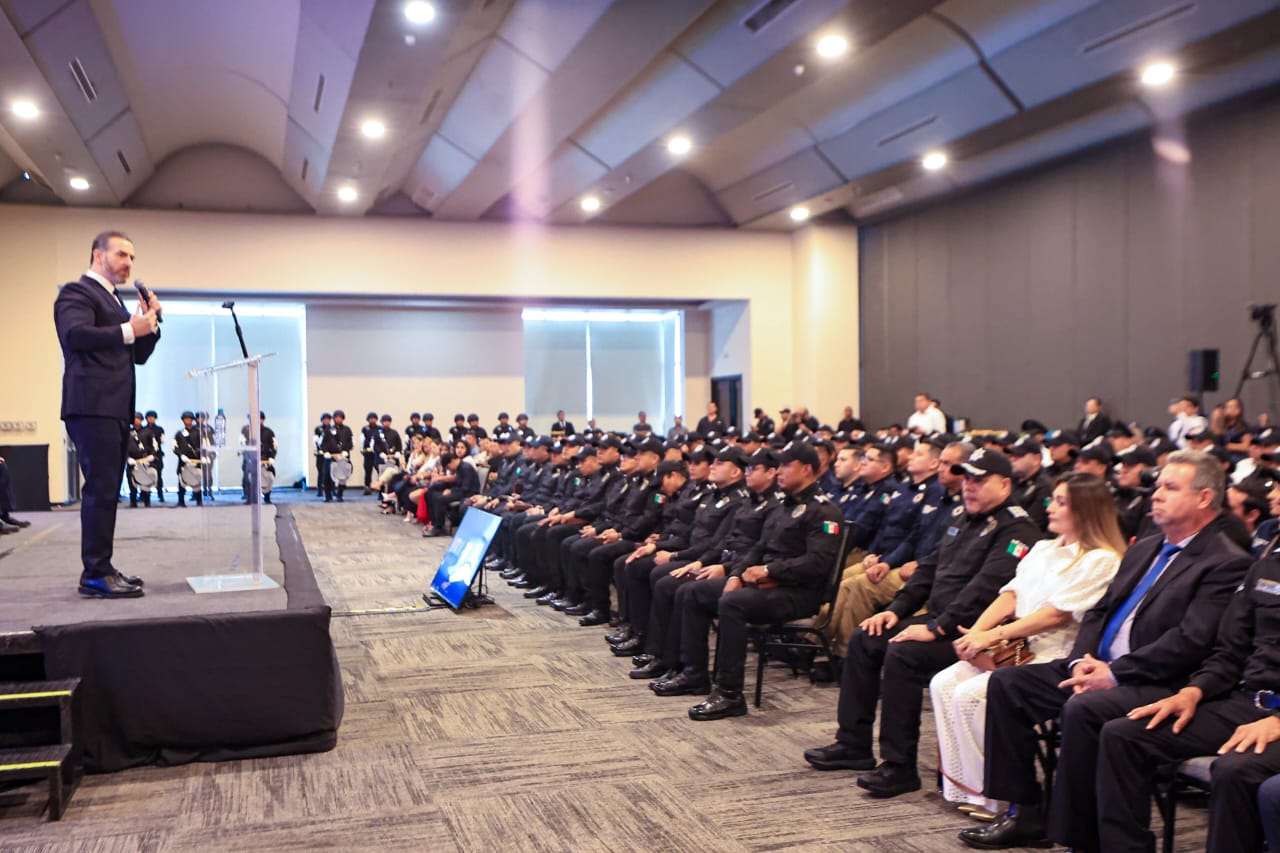 Condecora Adrián de la Garza a elementos de Policía y Tránsito por acciones de gran impacto social