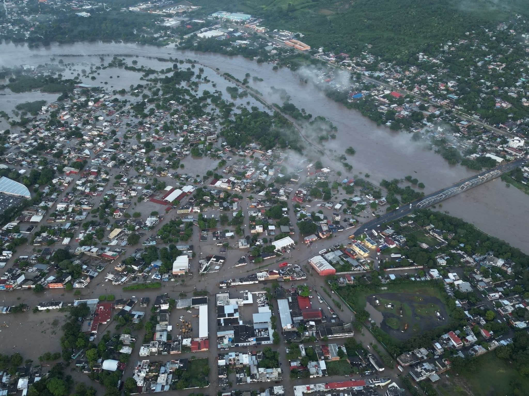 Desborde del Río Cazones, deja bajo el agua a Poza Rica, en Veracruz