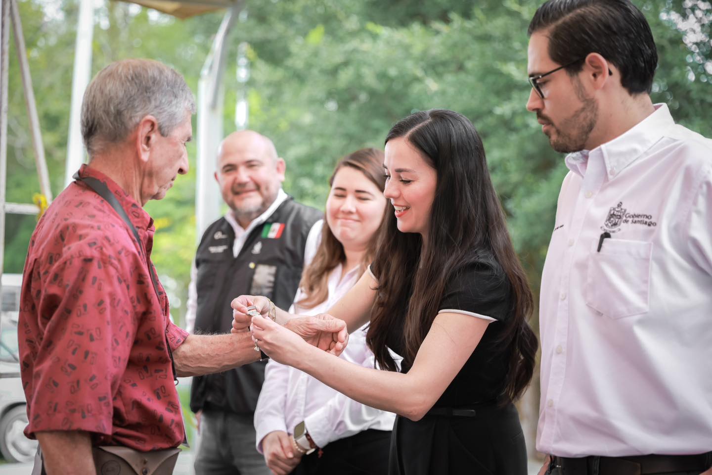 Entrega Santiago a sus adultos mayores pulseras  «De Tu Mano Regreso a Casa»