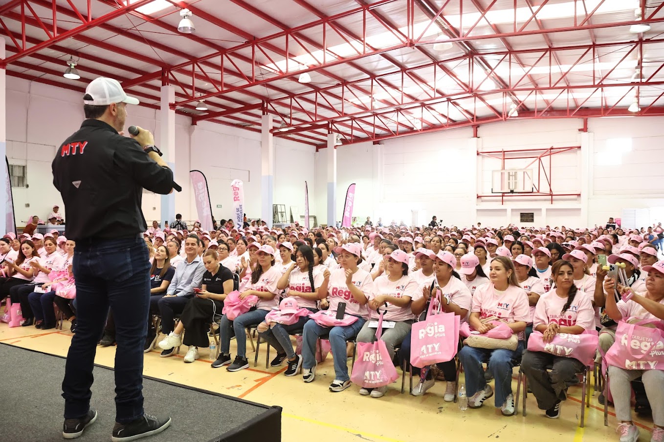 Suma Monterrey otras 500 beneficiadas con la entrega de la Tarjeta Regia Plus