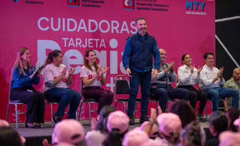 Entrega Adrián de la Garza Tarjeta Regia Plus a mujeres cuidadoras