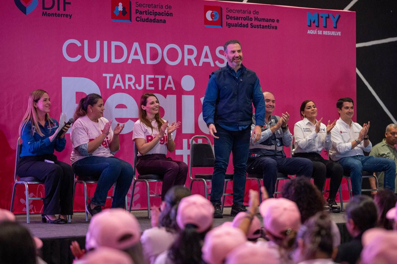 Entrega Adrián de la Garza Tarjeta Regia Plus a mujeres cuidadoras