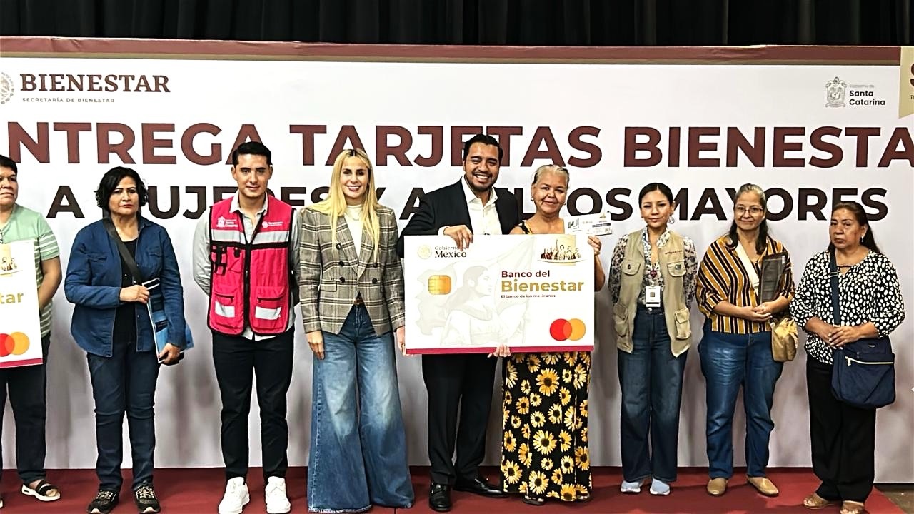 Entregan Nava y Federación tarjeta bienestar en Santa