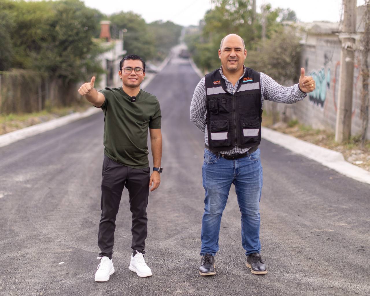 Supervisa Félix Arratia avances en la calle principal en Lomas del Sol