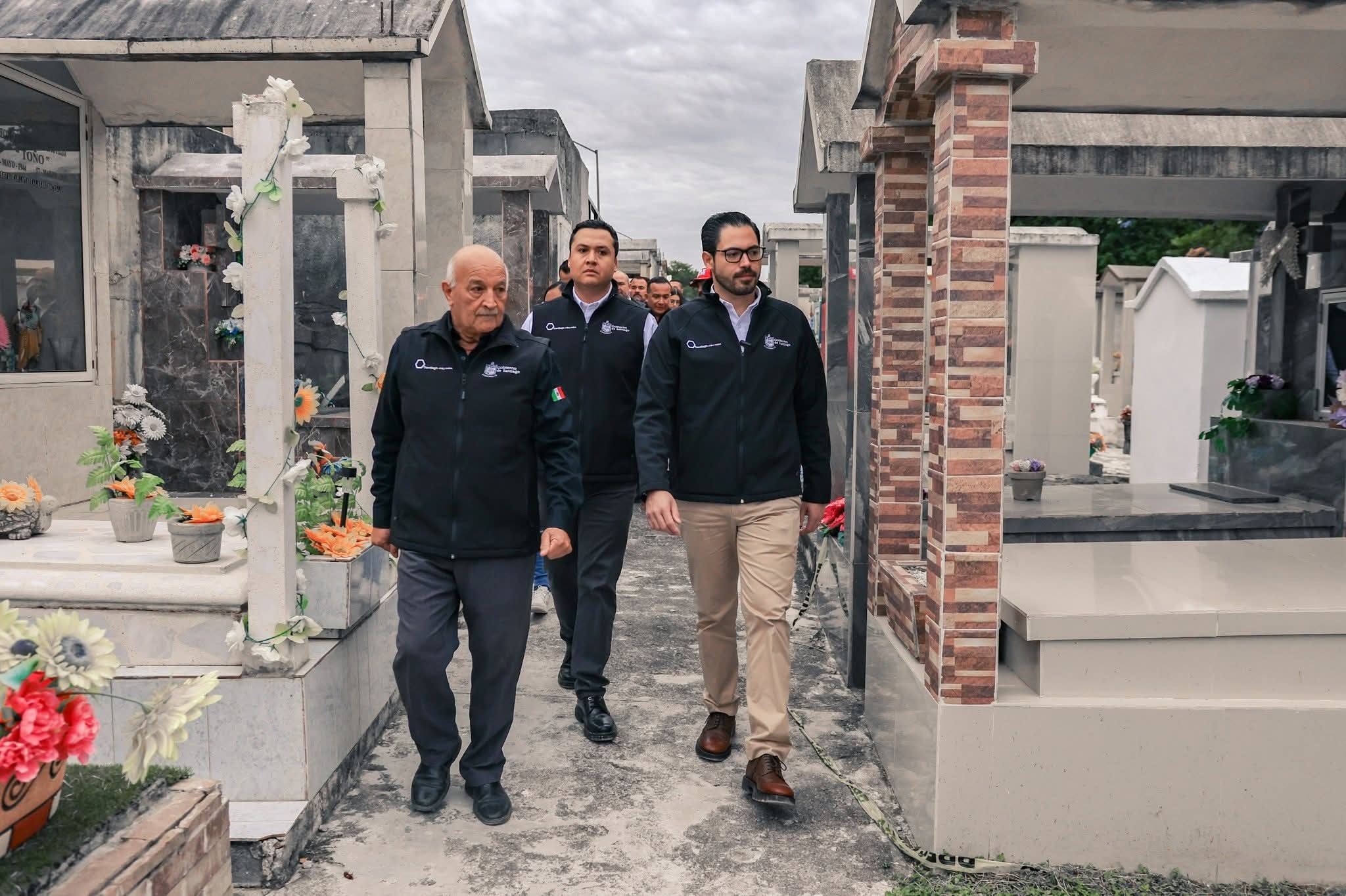 Supervisa alcalde de Santiago estado y seguridad de panteones municipales