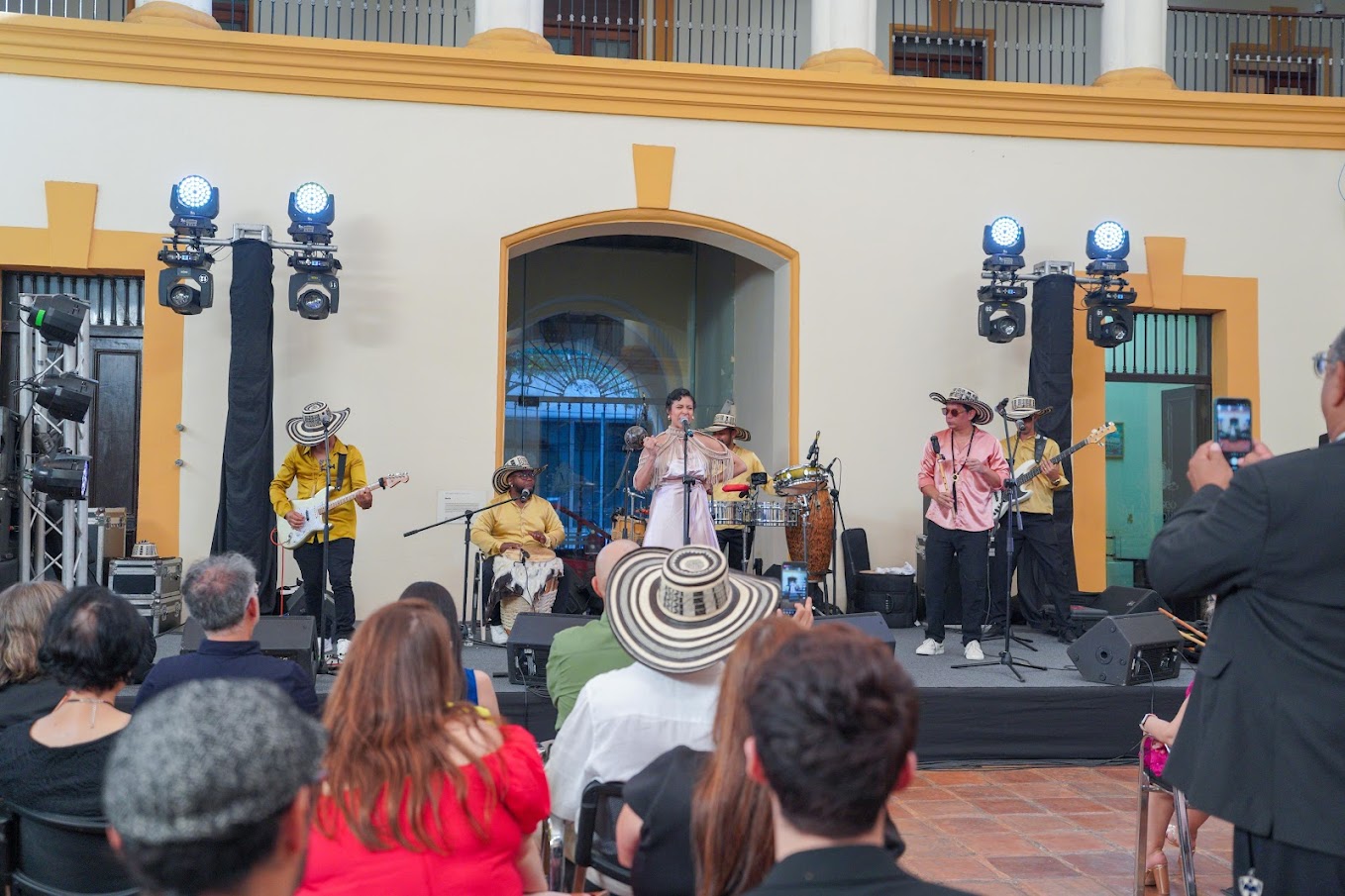 Celebra Monterrey encuentro cultural con Colombia en la Feria Internacional del Libro
