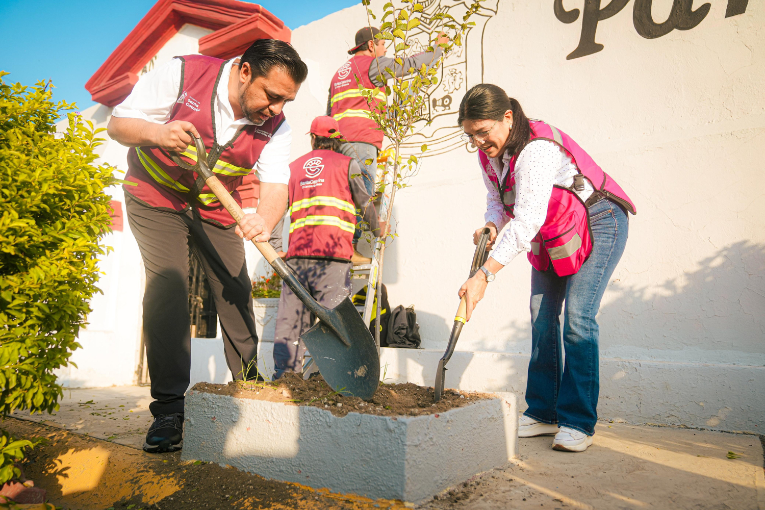 En Santa Catarina limpian panteones previo al día de Muertos