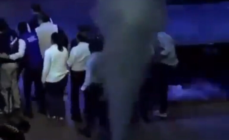 Max Cortázar cae en una fuente de agua durante la convención panista