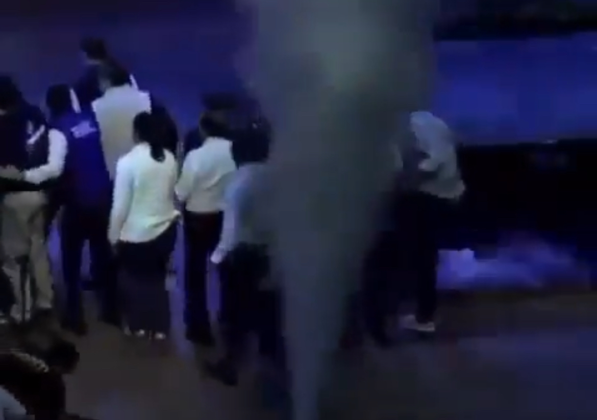 Max Cortázar cae en una fuente de agua durante la convención panista