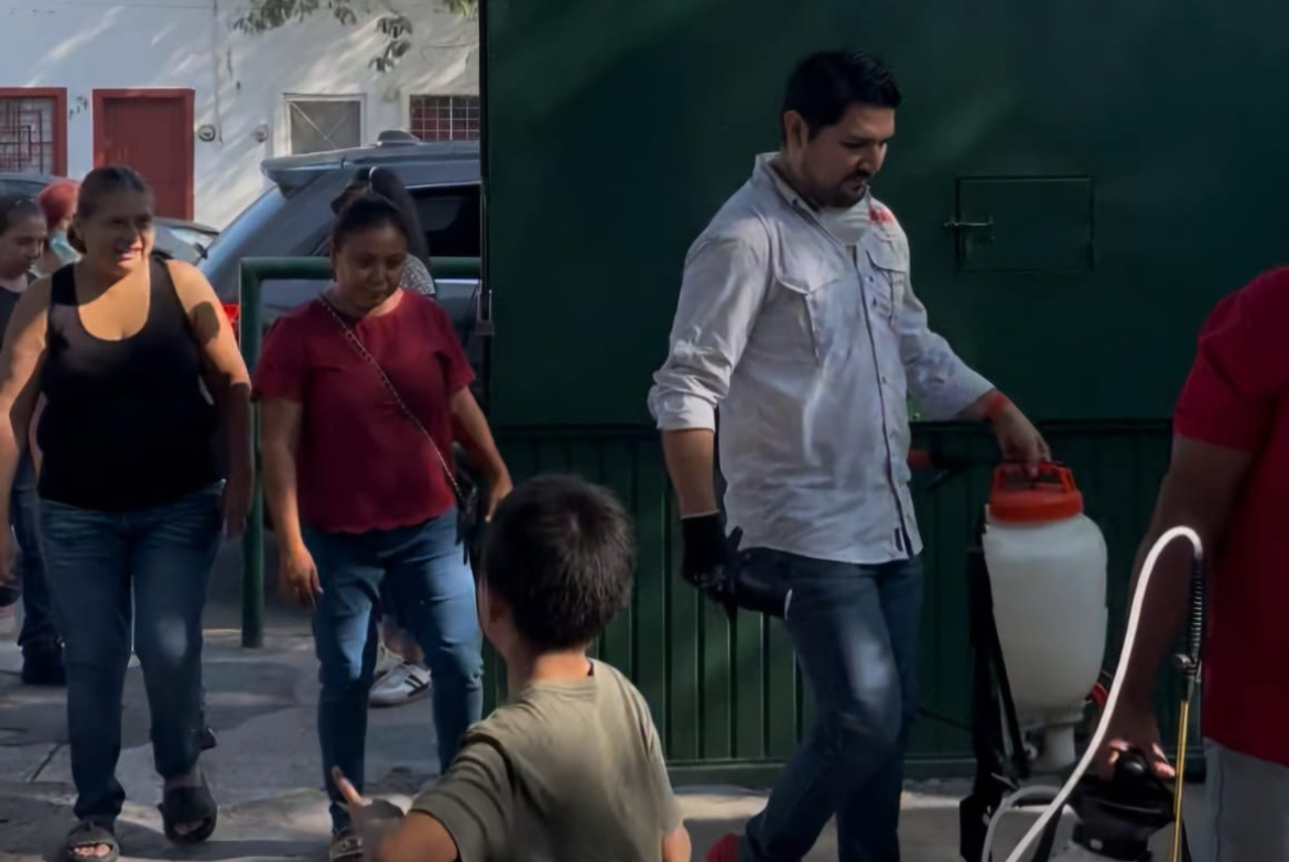 Fernando Aguirre inicia el programa “Fumigación en tu Escuela” para proteger la salud de las familias del Distrito 2
