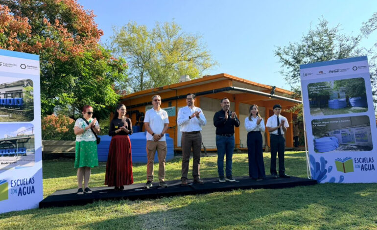 Arca Continental y el municipio de Santiago instalan sistema para aprovechar agua en escuelas