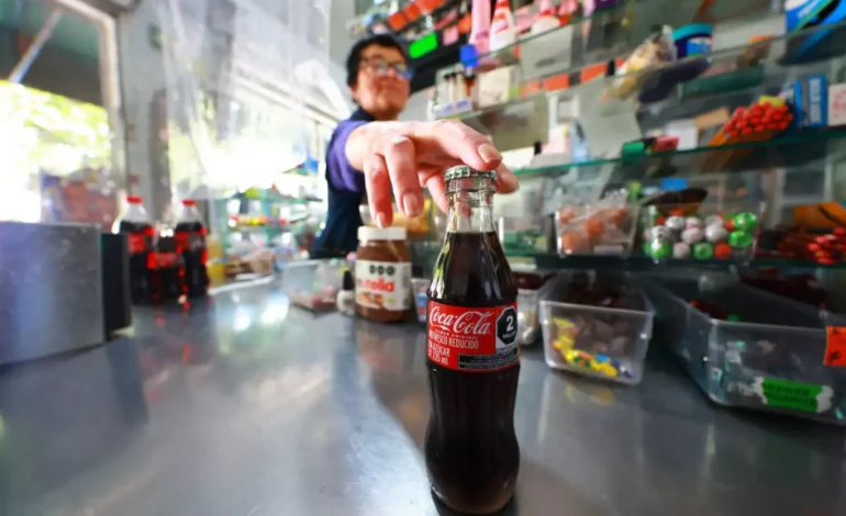 Defiende Sheinbaum impuesto a refrescos