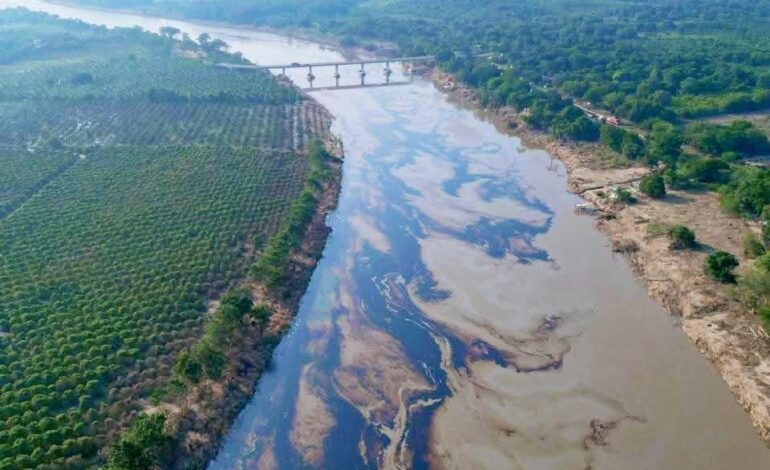 Derrame de hidrocarburo contamina afluente de Río Tuxpan, en Veracruz