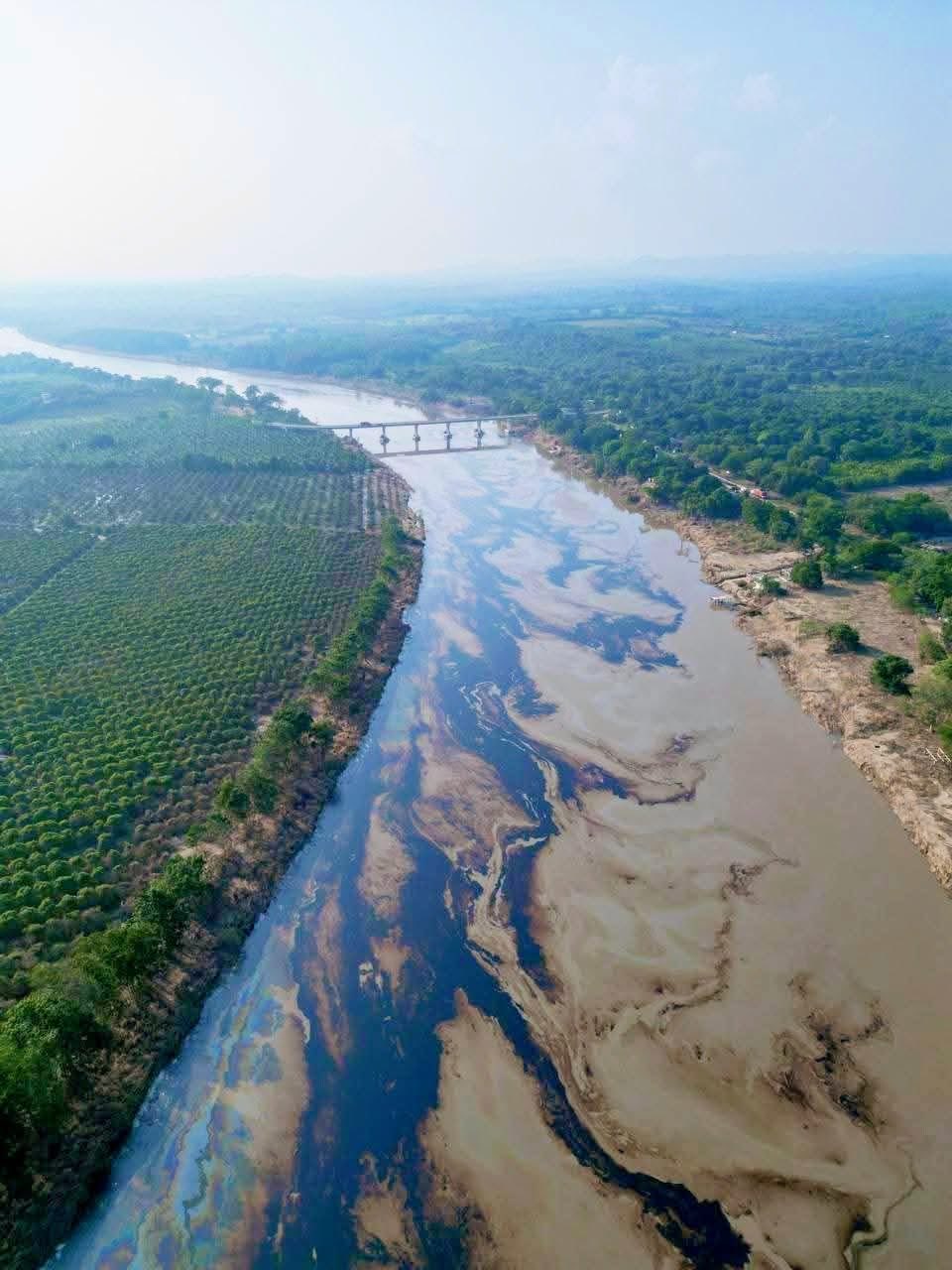 Derrame de hidrocarburo contamina afluente de Río Tuxpan, en Veracruz
