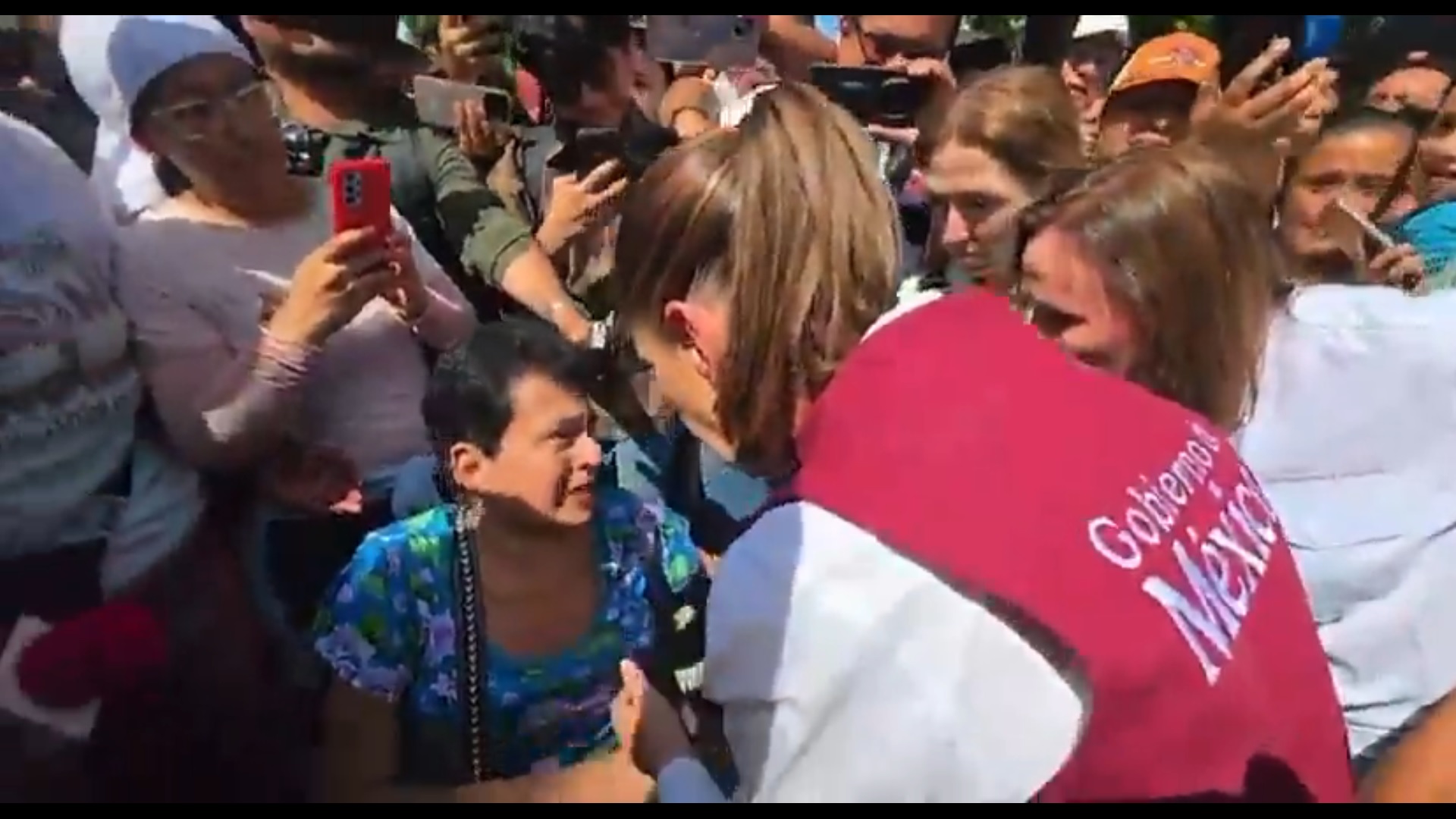 «Ella dijo que me ayudaría, no me ayudó en nada»: «Empina» damnificada a Rocío Nahle frente a la Presidente