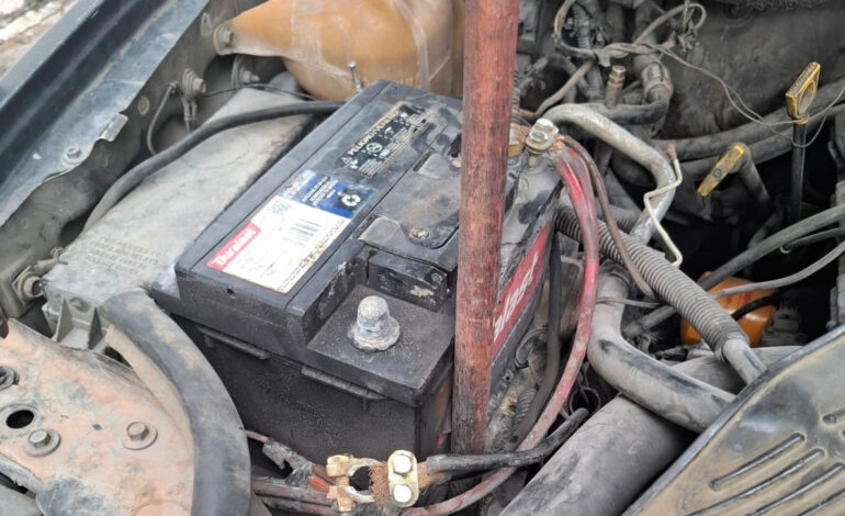 Parecía mecánico… en realidad estaba robando la batería de la troca