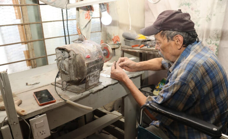 Artesano relojero recibe apoyo para mantener e impulsar su negocio