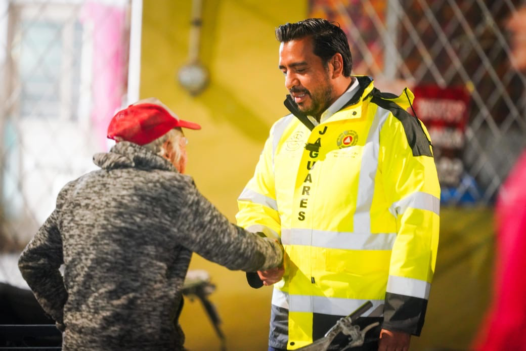 Alcalde y equipo DIF reparten bebidas calientes en Santa Catarina