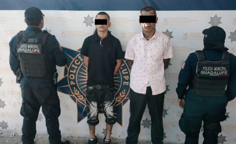 Cae pareja de malandrillos con yerba y armas