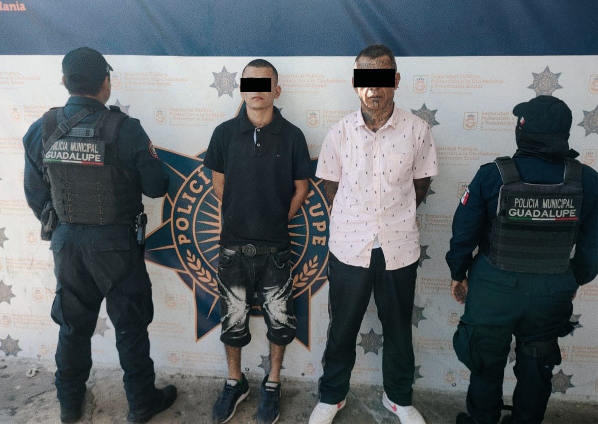 Cae pareja de malandrillos con yerba y armas