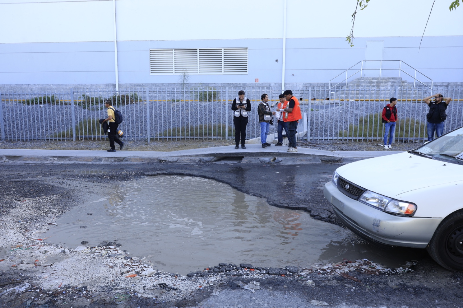 Cita Guadalupe a empresa gandalla por descargar agua a calle