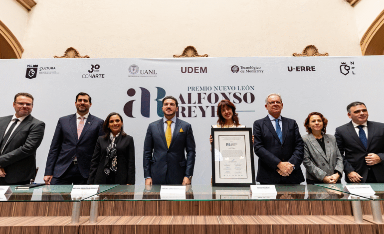 Entregan a la escritora española Irene Vallejo, el Premio Nuevo León “Alfonso Reyes»