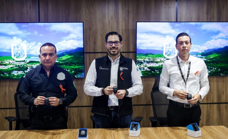 Lanza Santiago la «Pulsera Vital» para protección de las mujeres víctimas de violencia