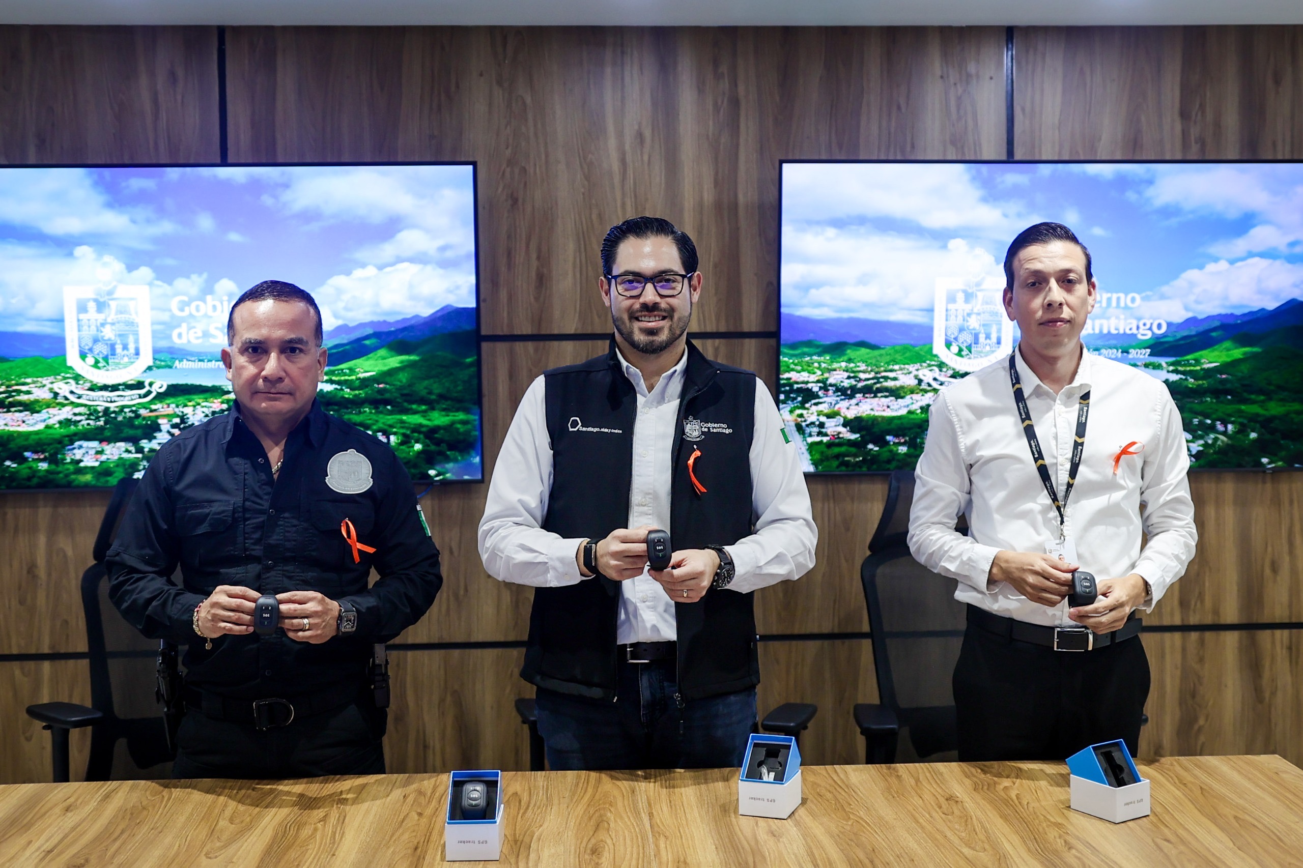 Lanza Santiago la «Pulsera Vital» para protección de las mujeres víctimas de violencia