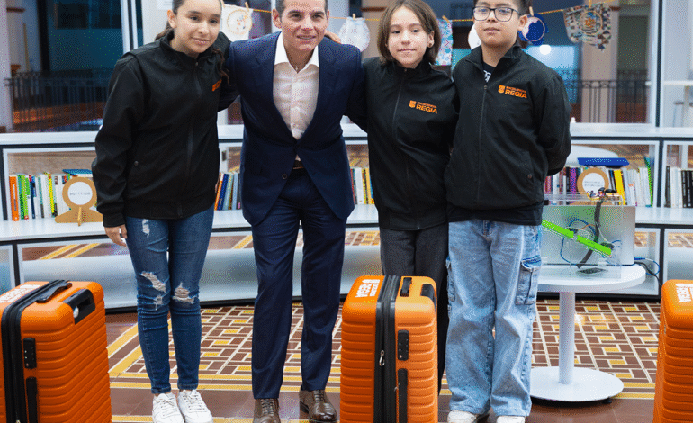 Miguel Flores dona su sueldo a estudiantes que representarán a México en el Mundial de Robótica en Singapur