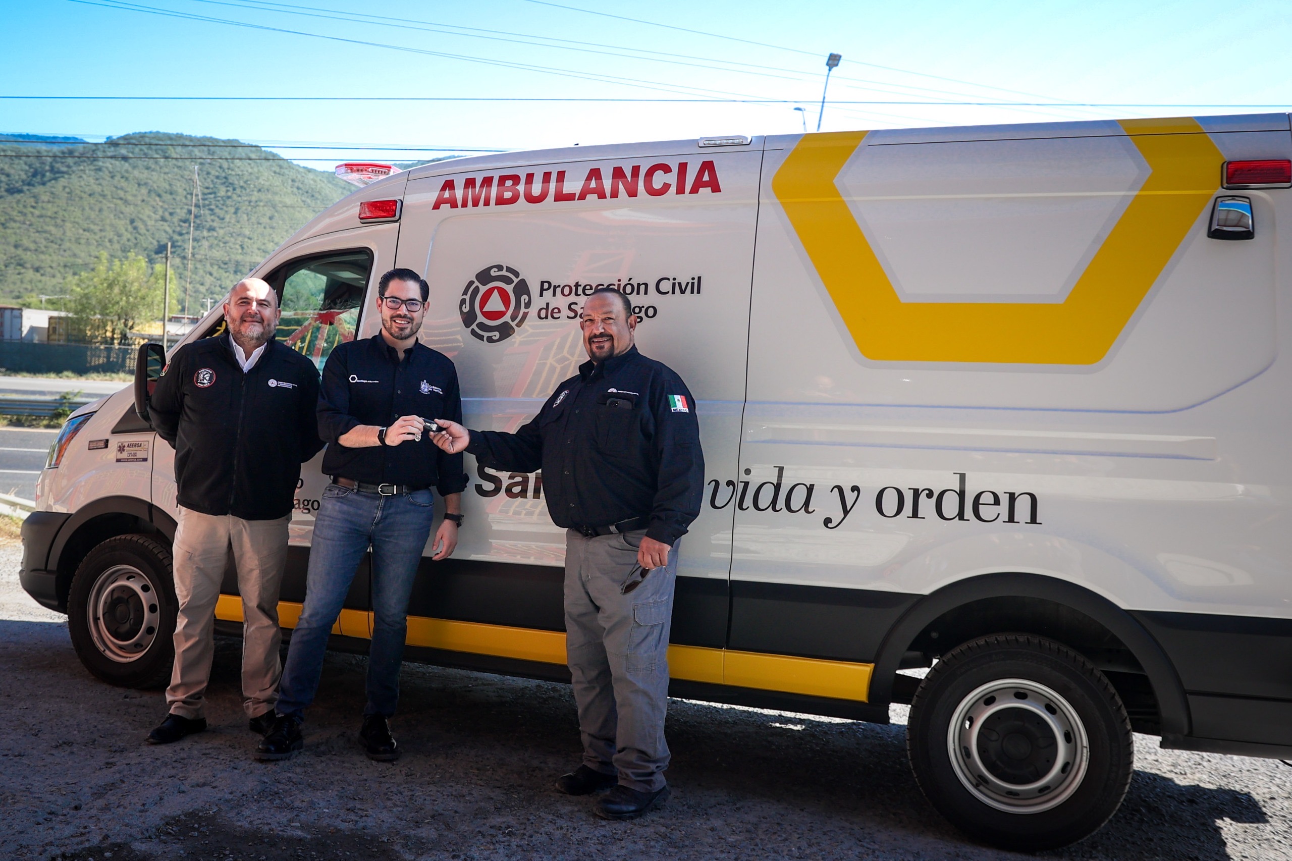 Entrega Santiago ambulancia a PC municipal con tegnología «Spectral Blue»