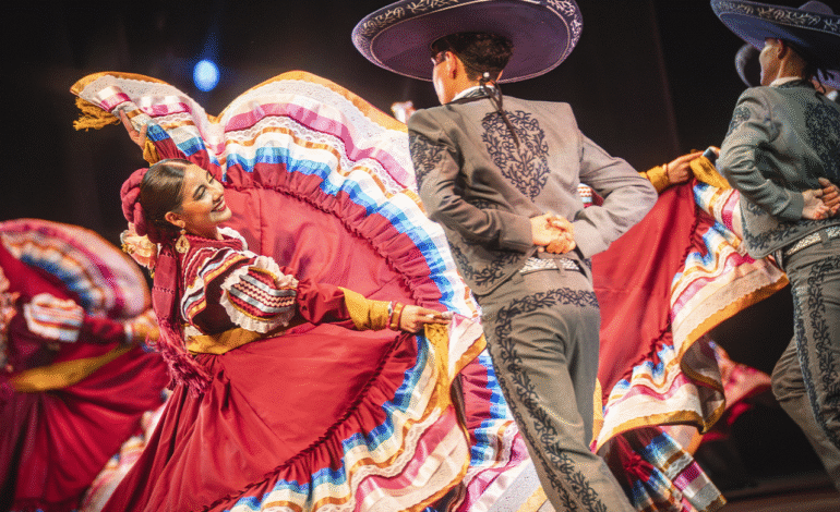 Con música, coloridos vestuarios y zapateado celebran los 10 años del Ballet Folklórico Semblanza de México,