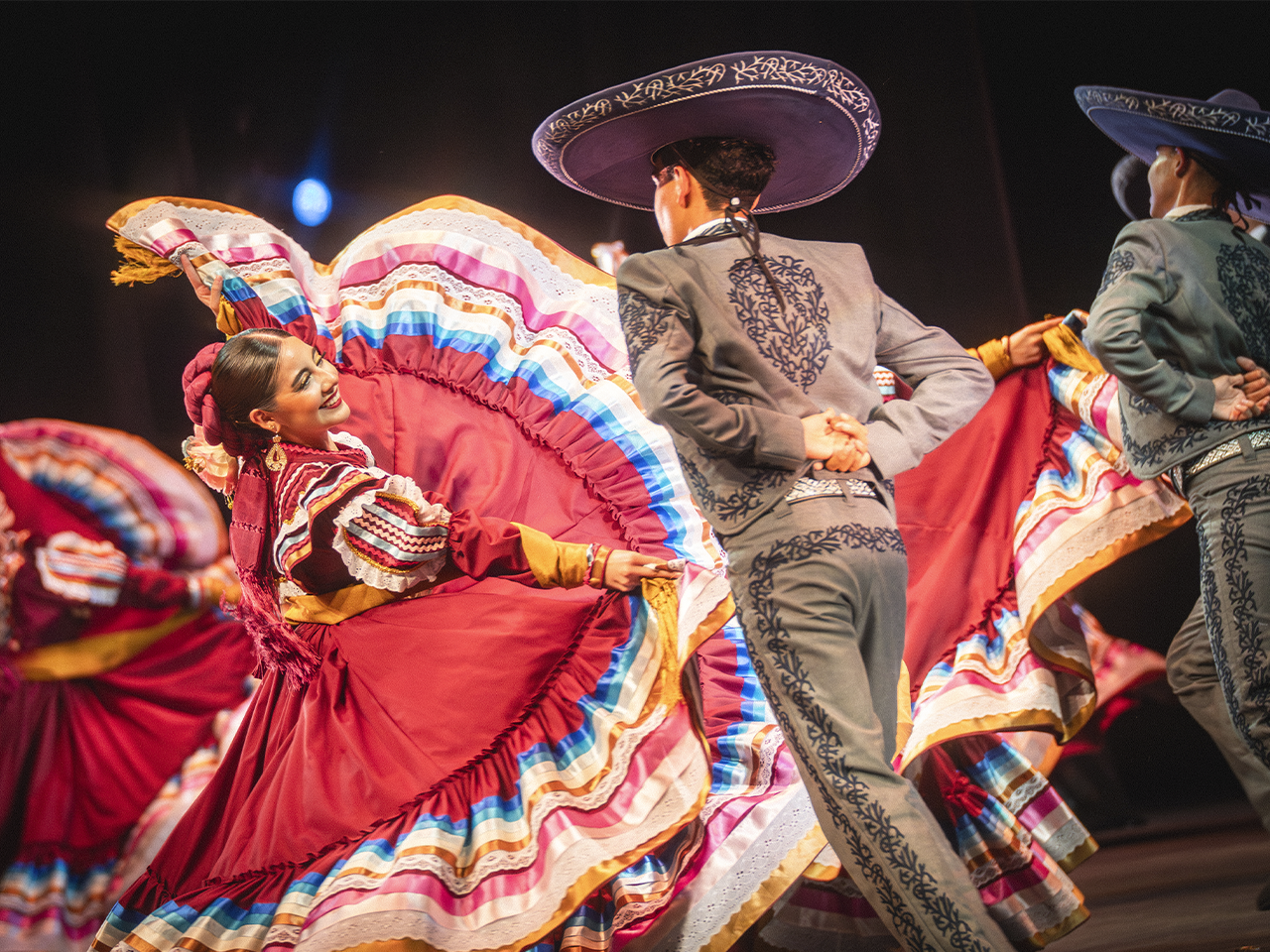 Con música, coloridos vestuarios y zapateado celebran los 10 años del Ballet Folklórico Semblanza de México,
