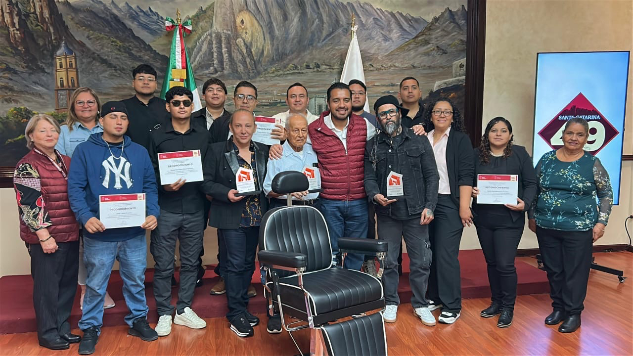 Galardona Nava a emprendedores de barbería en Santa Catarina