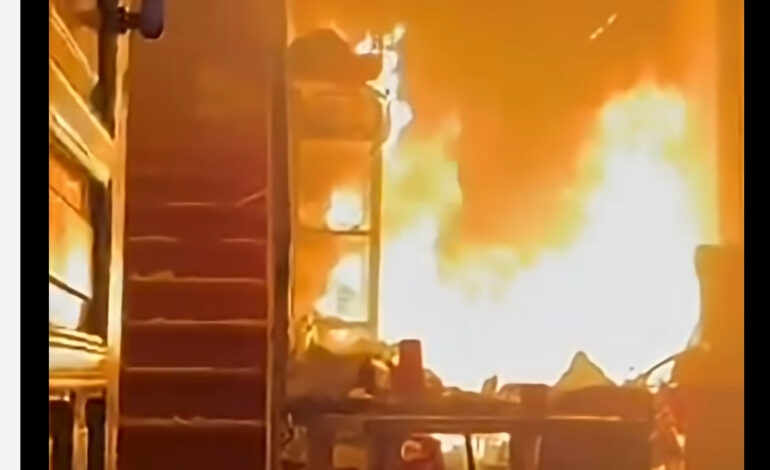 Exigen combatir al crimen; incendian Palacio Municipal de Apatzingán