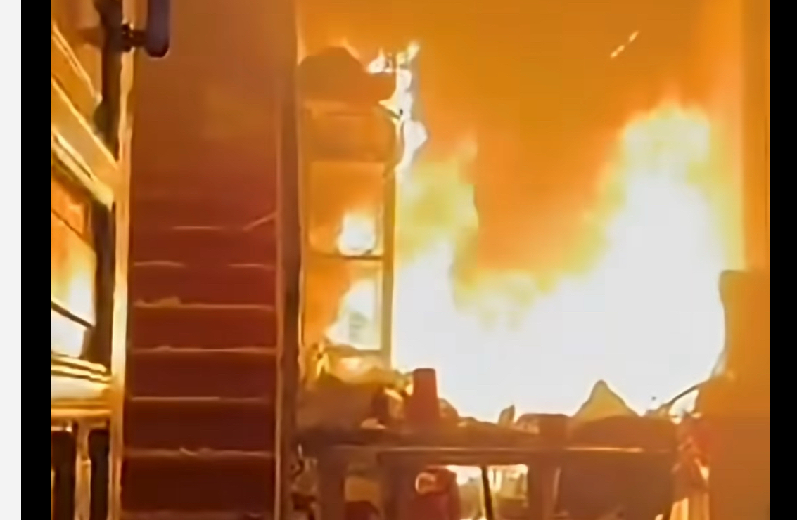 Exigen combatir al crimen; incendian Palacio Municipal de Apatzingán