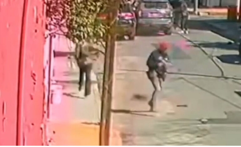 (VIDEO) Hediondos llegan a rafaguear casa y cuando los responden al fuego ¡huyen despavoridos!