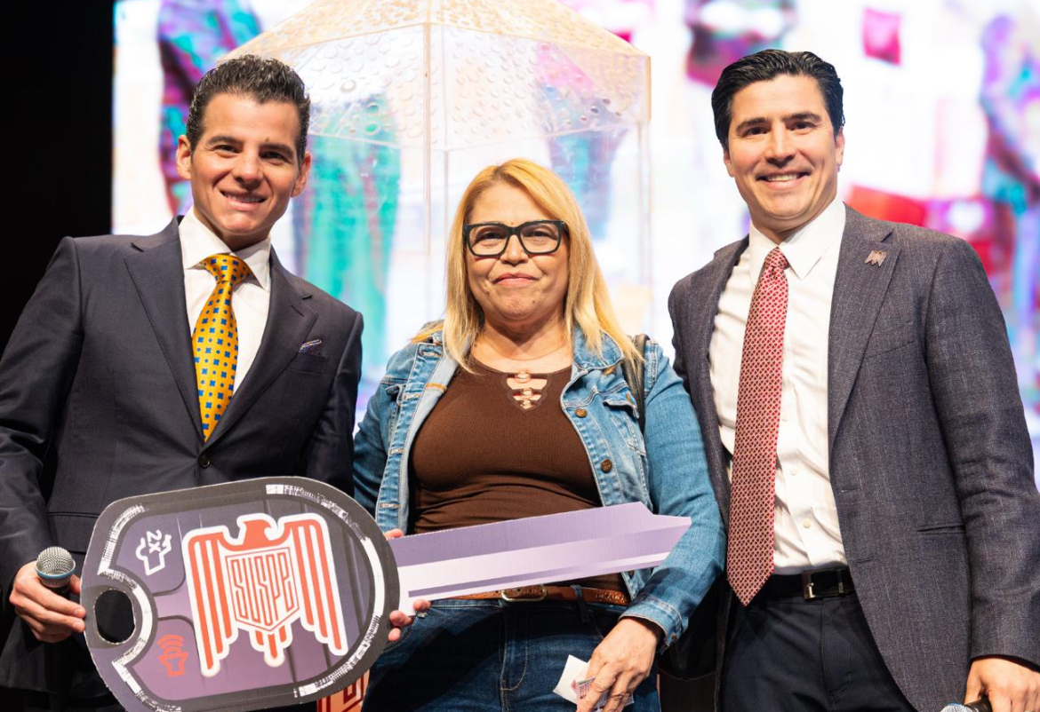 Miguel Flores reconoce trabajo de servidores públicos de Nuevo León