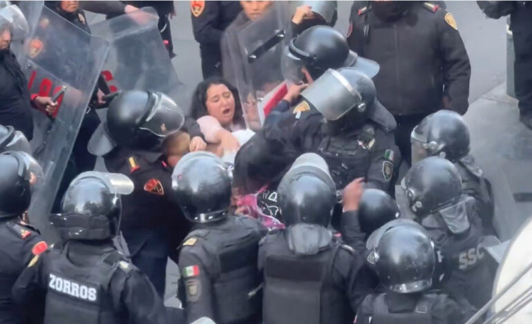 Reventadores atacan a policías; Policías atacan a manifestantes pacíficos