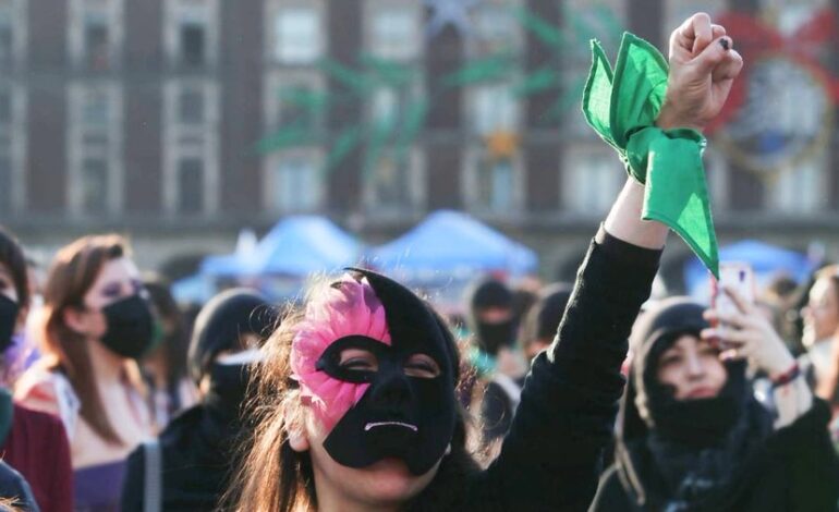 Ante marcha del 25 N, blindan Palacio Nacional y negocios aledaños cierran