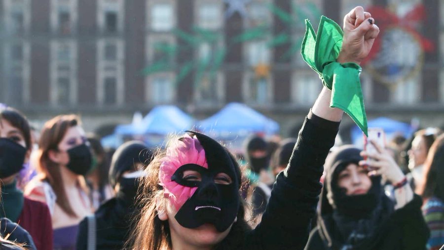 Ante marcha del 25 N, blindan Palacio Nacional y negocios aledaños cierran