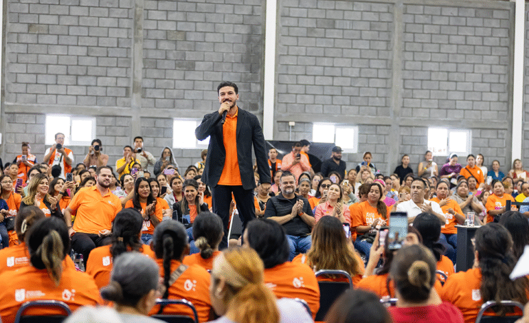 “Nuevo León es para las mujeres».- Samuel García; entrega tarjetas «Ayudamos» en Cadereyta