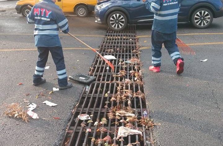 Limpia Servicios Públicos parrillas pluviales para evitar encharcamientos