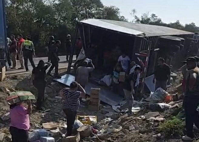 Vuelca tráiler con comestibles: Primero la rapiña, después el auxilio