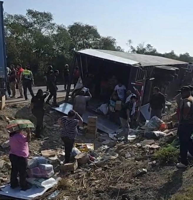 Vuelca tráiler con comestibles: Primero la rapiña, después el auxilio