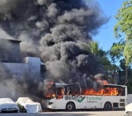 Les quitan Becas del Bienestar, alumnos del Conalep incendian autobuses en Villahermosa