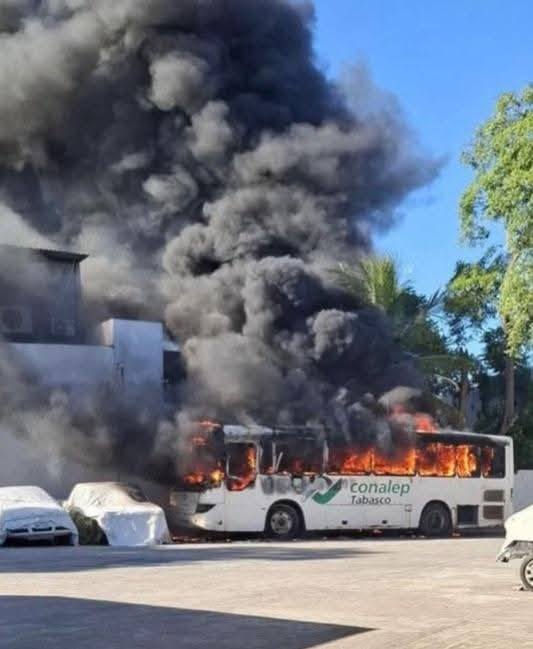 Les quitan Becas del Bienestar, alumnos del Conalep incendian autobuses en Villahermosa