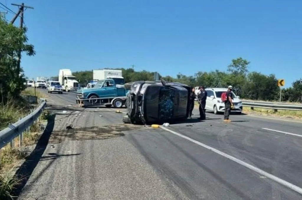 Asesinan a dos ocupantes de camioneta sobre la Carretera Nacional en Montemorelos