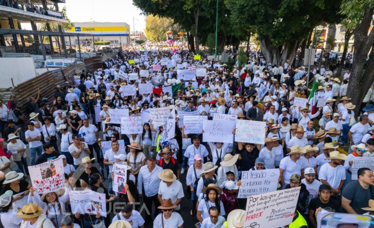 Marchan miles en exigencia de justicia por el asesinato de Carlos Manzo